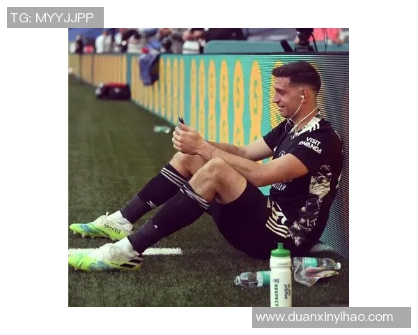 马丁内斯的传奇之路:从足球新星到世界级教练的蜕变与挑战